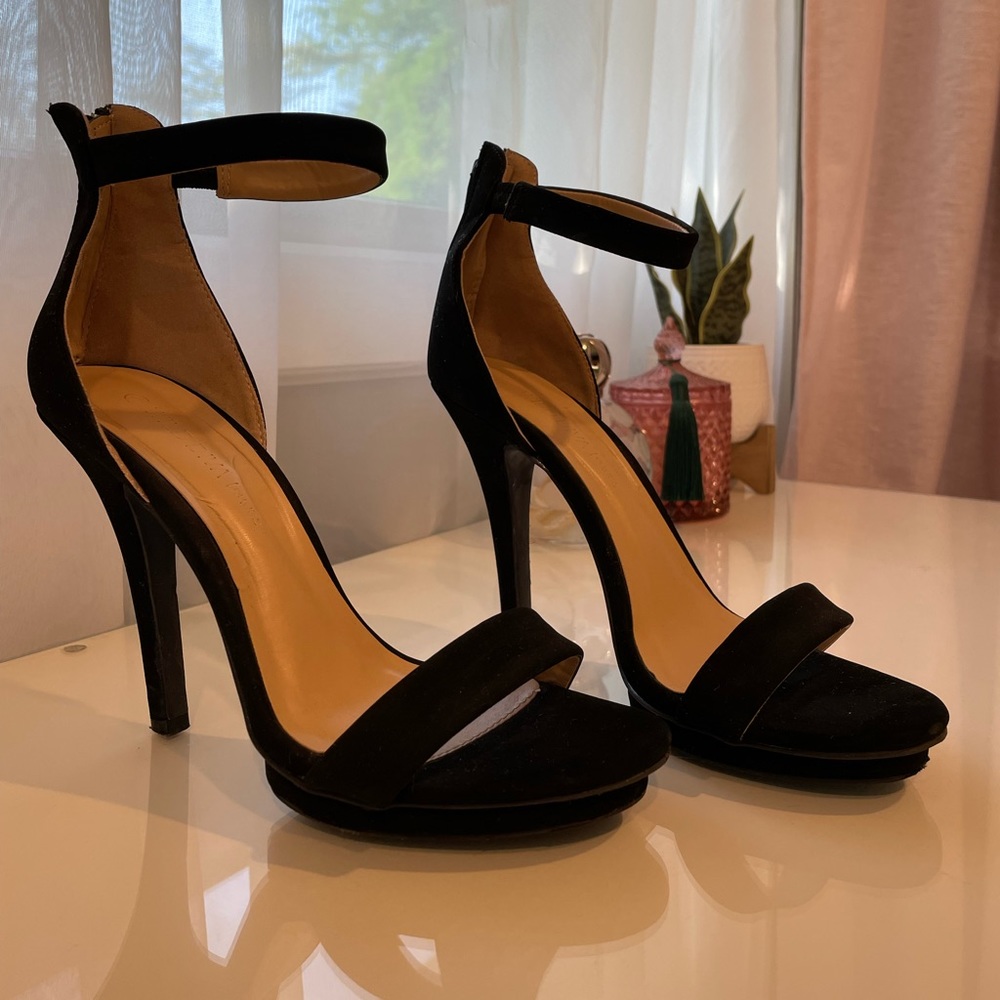 Black strap heels 🖤 brand new condition.